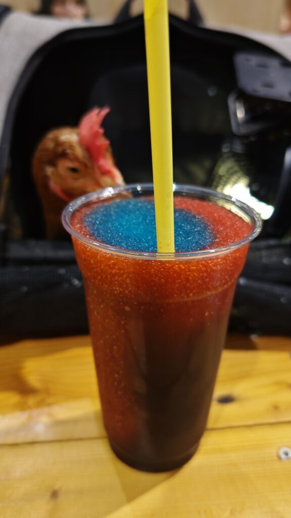 Dotty trinkt slush auf der Messe